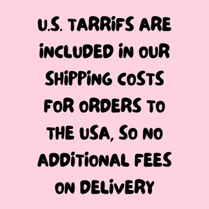K&ouml;nnte beinhalten: Ein rosa Hintergrund mit schwarzem Text, der lautet: "U.S. TARRIFS ARE INCLUDED IN OUR SHIPPING COSTS FOR ORDERS TO THE USA, SO NO ADDITIONAL FEES ON DELIVERY."