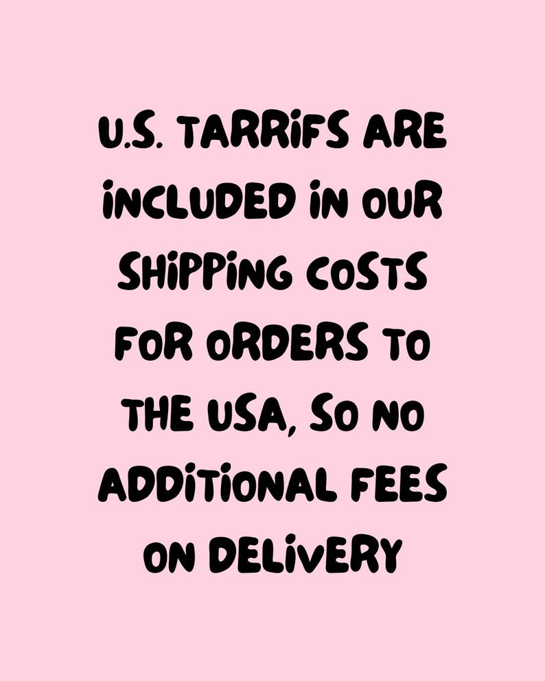 K&ouml;nnte beinhalten: Ein rosa Hintergrund mit schwarzem Text, der lautet: "U.S. TARRIFS ARE INCLUDED IN OUR SHIPPING COSTS FOR ORDERS TO THE USA, SO NO ADDITIONAL FEES ON DELIVERY."