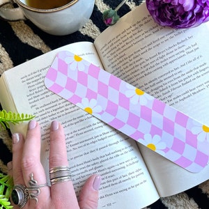 Groovy Daisy Kariertes Lesezeichen | Rosa Lesezeichen | Lesezeichen-Gutschein | Süßes Lesezeichen | Geschenk für Buchliebhaber | Würzige Bücher | Dunkle Romanze