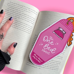 Un lit Motel Trope Signet Fantasy | Romantisme | Livret | Lecteurs | Cadeau pour les amateurs de livres | Ennemis aux amoureux | Romance sombre | Bookish