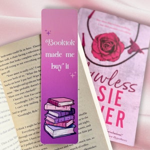 Booktok hat mich dazu gebracht, es zu kaufen Lesezeichen | Rosa Lila Lesezeichen | Lesezeichen-Gutschein | Süßes Lesezeichen | Geschenk für Buchliebhaber | Schmutz | Romancetasy Bookish