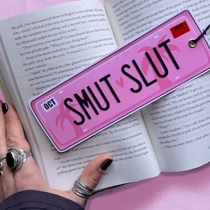 Smut Slut Plaque d’immatriculation Signet Fantasy | Romantisme | Livret | Cadeau Trope livresque | Cadeau pour les amateurs de livres | Ennemis aux amoureux | Romance sombre