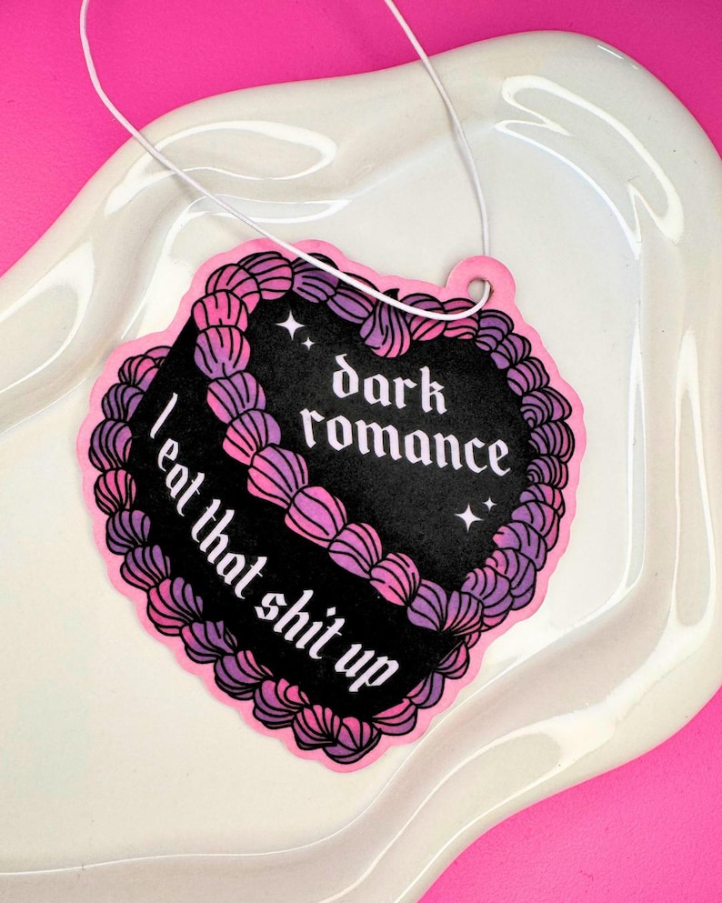 Dark Romance Pie Lufterfrischer Auto | Buchgeschenk | Leserin dunkler Liebesromane | Kindle Smut Dirty Books | Scharfe Bücher | Lustiges Geschenk für Buchliebhaber Bild 1