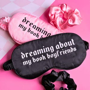 Dreaming about my Book Boyfriends Satin-Augenmaske | Schlafmaske | Bücherhaftes Geschenk | Dark-Romance-Leser | Buchliebhaber Geschenk Smut Spicy Books