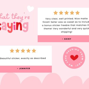 Op de afbeelding: Twee klantbeoordelingen voor een stickerproduct. De eerste beoordeling is vijf sterren en luidt "Prachtige sticker, precies zoals beschreven - JENNIFER". De tweede beoordeling is vijf sterren en luidt "Zeer duidelijk, goed afgedrukt. Mooie matte afwerking! De verkoper was zo aardig om een bonus sticker cadeau te doen die bij het thema past! Geweldig en zeer snelle verzending! - SHINY".