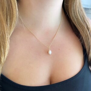 Zarte Perlenhalskette, einfache Perlenkette, Goldperlenkette, Brautperlenhalskette, Gold-Schichtkette, Minimalistische Halskette