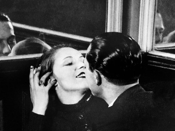 Brassai Couple D Amoureux Dans Un Petit Cafe Etsy