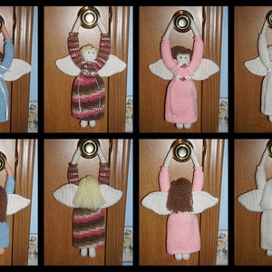 Pode incluir: Oito anjos de crochê em várias cores, incluindo azul, rosa, branco e marrom, estão pendurados em maçanetas. Cada anjo tem uma auréola e asas brancas.