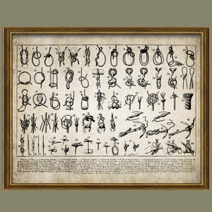 Op de afbeelding: Een ingelijste vintage print met verschillende nautische knopen in zwart en wit. De print bevat talrijke knoopdiagrammen met labels, alles tegen een crèmekleurige achtergrond. De houten lijst voegt een klassieke uitstraling toe.