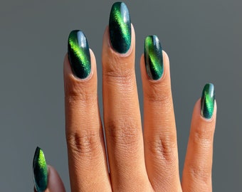 Bright Forest Green Magnetic Color Shifting Multichrome Vegan Nail Polish - Mood Ring