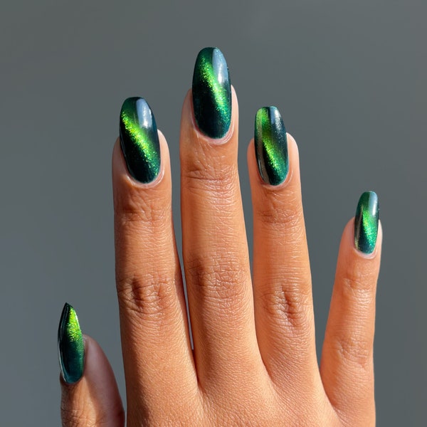 Bright Forest Green Magnetic Color Shifting Multichrome Vegan Nail Polish - Mood Ring