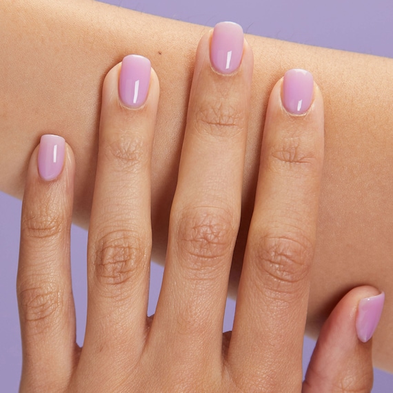 Le lilas est la teinte de vernis à ongles idéale pour accueillir