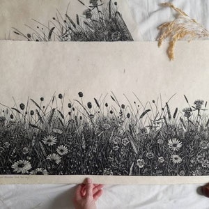 Entre el prado y el cielo: Impresión linográfica original hecha a mano sobre papel lokta, 70 x 40 cm