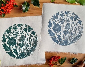 Zimowy linoryt: Ręcznie rysowana sztuka botaniczna. Leśna zieleń lub niebieskoszary na papierze Kozo