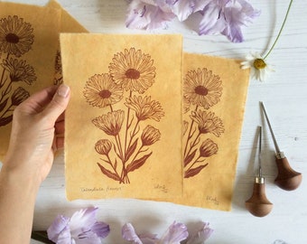 Kwiaty nagietka – linoryt: ręcznie rysowana sztuka botaniczna na papierze szafranowym