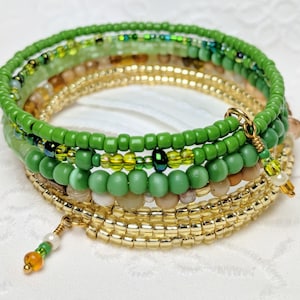 Mémoire fil Bracelet vert, or, perles de verre Tan