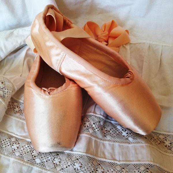 Shabby chic, belles chaussures de danse pointues, chaussures de ballet usées