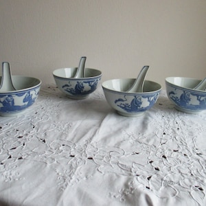 Vintage asiatisches Porzellan, Set aus vier Schalen, vier Löffeln,  blau weiße Porzellanschalen, asiatisches Dekor