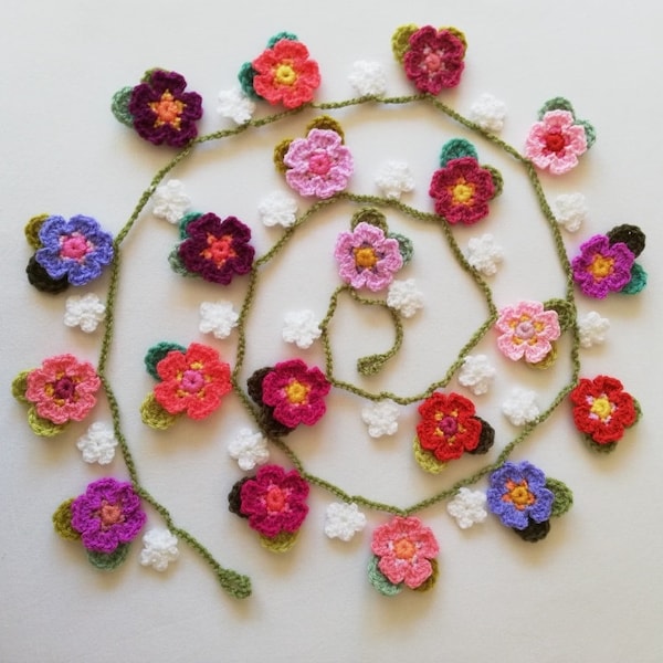 gehäkelte Blumengirlande,handgefertigte Blütenkette, Blütengirlande