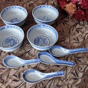 Vintage asiatisches Porzellan, Set aus vier Schalen, vier Löffeln, Drachen decor
