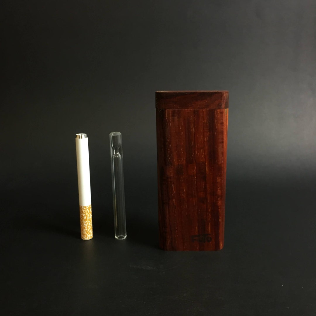 El Uso De Marihuana Dispositivo Casero Para Fumar Marihuana Y Un Cogollo De Marihuana Sobre Un