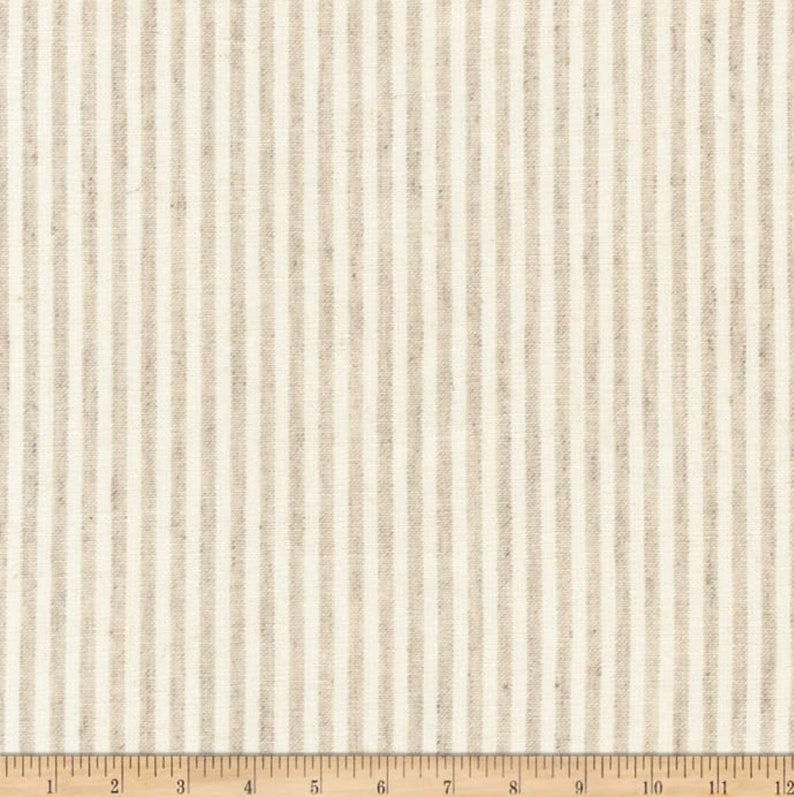 Peut inclure: Tissu cr&egrave;me &agrave; rayures verticales de couleur beige clair. Les rayures sont espac&eacute;es uniform&eacute;ment et parcourent toute la longueur du tissu. Le tissu semble &ecirc;tre une fibre naturelle, peut-&ecirc;tre du lin ou du coton, adapt&eacute; &agrave; divers projets de couture.