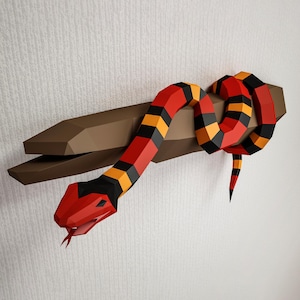Serpente di carta su un ramo, serpente reale scarlatto Modello 3D di carta, modello PDF, decorazione da parete animale low poly, serpente, vipera, serpente corallo