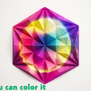Może przedstawiać: Kolorowa geometryczna rzeźba origami w schemacie kolor&oacute;w r&oacute;żowego, ż&oacute;łtego, niebieskiego i fioletowego. Rzeźba jest wykonana ze złożonego papieru i ma wz&oacute;r gwiazdy.
