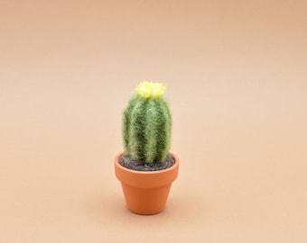 Petit Cactus 1 tige vert à fleur jaune en laine feutrée