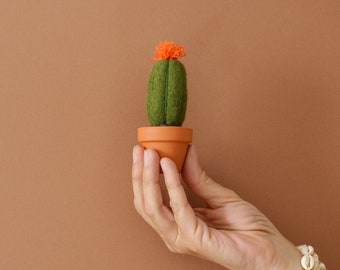 Petit Cactus 1 tige à fleur orange en laine feutrée