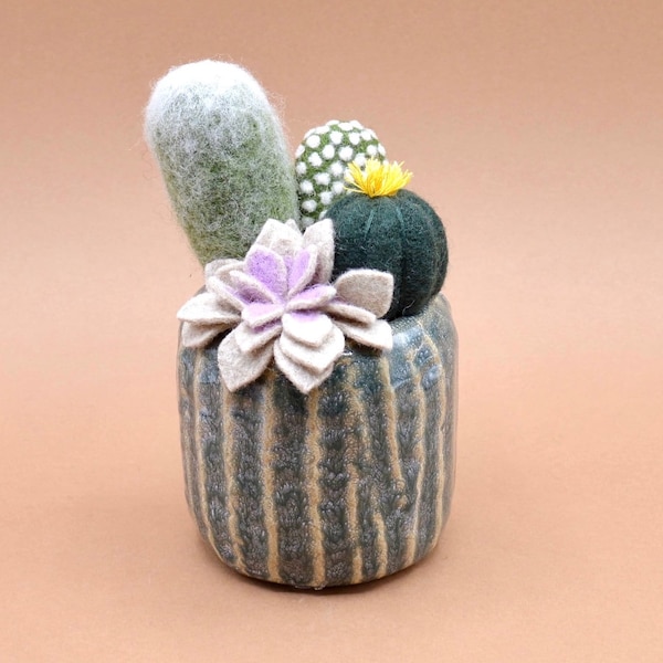 Composition de cactus  et succulente en laine feutrée et feutrine dans un pot émaillé kaki