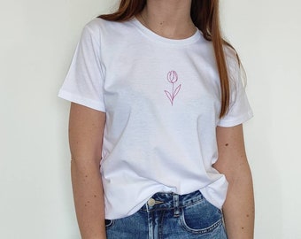 T-shirt with stylized tulip embroidered by hand, in organic cotton - women's t-shirt with embroidered flower - gift idea she