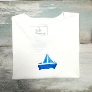 T-shirt con barchetta blu dipinta a mano, in cotone organico, size M - maglietta donna con disegno, per amante mare, origami