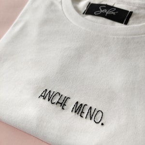 "EVEN LESS" handgeborduurd biologisch katoenen T-shirt - wit dames T-shirt met opschrift