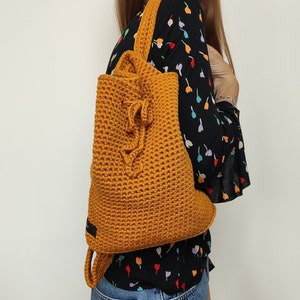 Zainetto realizzato ad uncinetto, colore senape, con sacca 2 in 1 custodia e crea scompartimenti in cotone / zaino a secchiello da donna