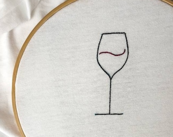 T-shirt with hand-embroidered stylized wine glass, in organic cotton - women's t-shirt with design, for wine lovers - gift idea