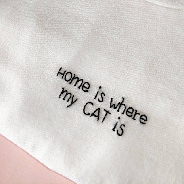 T-shirt "Home is where my CAT/DOG is" ricamata a mano, in cotone organico - PERSONALIZZABILE