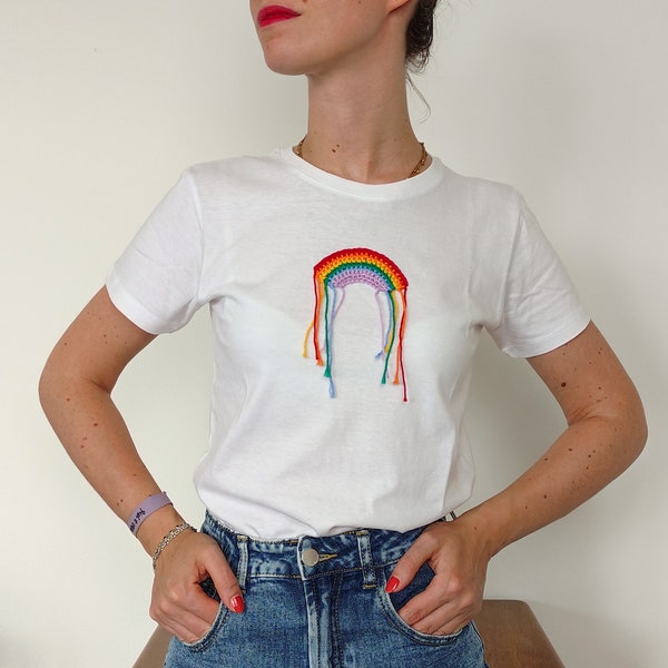 T-shirt con arcobaleno realizzato ad uncinetto, in cotone organico - maglietta donna con applicazione crochet, su ordinazione