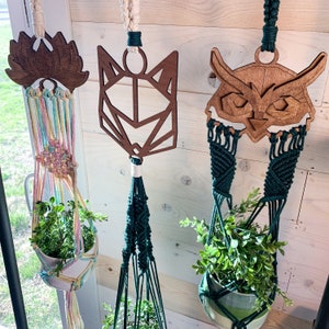 Colgadores de plantas Macramé cortados con láser de loto, búho y zorro / Diseño anudado con acentos de madera natural / Decoración del hogar Boho
