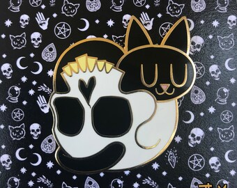 Gruselige süße Hexe Kitty Cat Sleeping in a Skull Emaille Pin