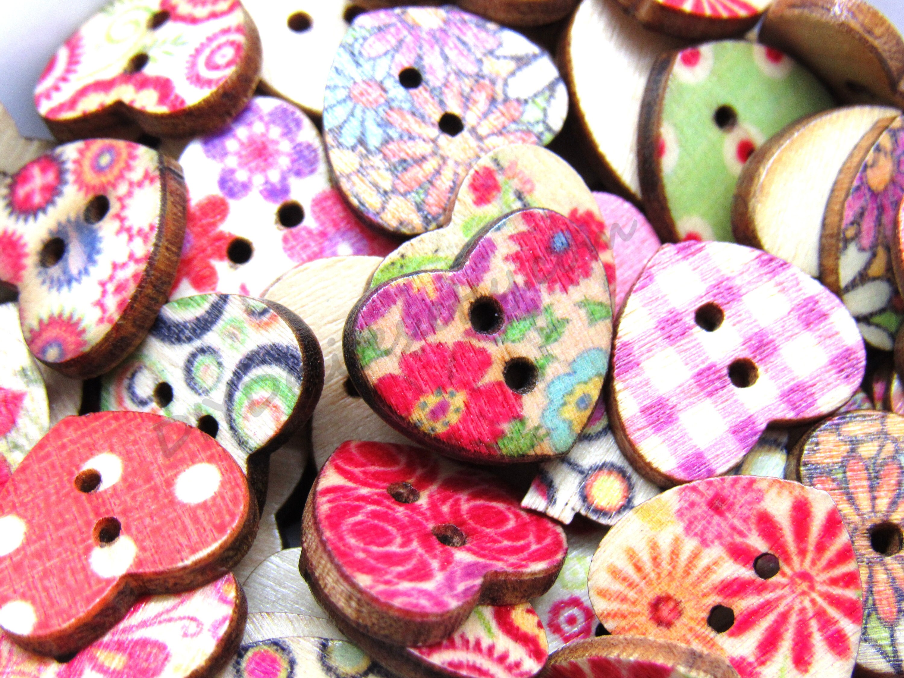 25 pcs Coloured Wood Heart Scrapbooking //// Sewing Buttons 15mm