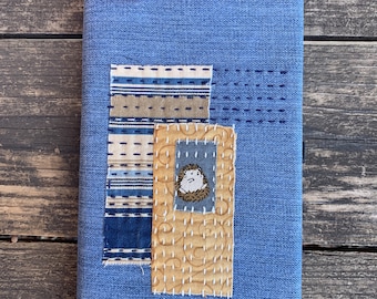 La portada de la revista Denim Journal presenta un erizo y es reutilizable.