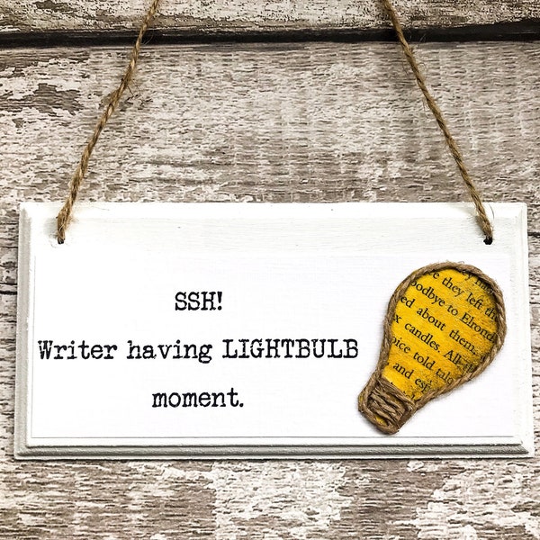 Signez pour les écrivains: 'SSH! Écrivain ayant un moment LIGHTBULB »; Panneau en bois avec embellissement d’ampoule fait à la main. Don littéraire.