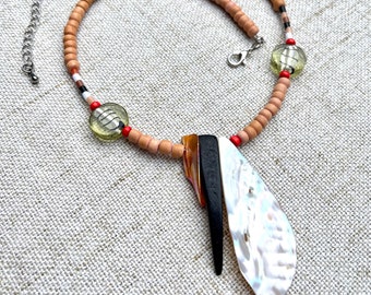 Necklace of wood, mother-of-pearl, glass and resin "the vintage dragon"
