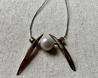 mother-of-pearl long necklace, Ecru cliffs
