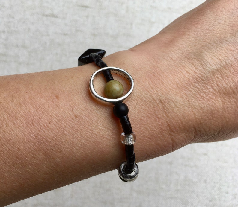asymmetrical black and olive bracelet mounted on elastic, Keops image 6