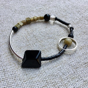 asymmetrical black and olive bracelet mounted on elastic, Keops image 4