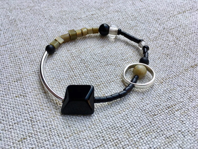 asymmetrical black and olive bracelet mounted on elastic, Keops image 4