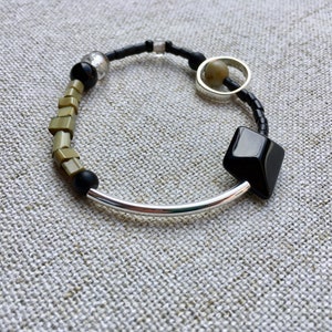 asymmetrical black and olive bracelet mounted on elastic, Keops image 3
