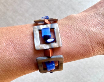 mother-of-pearl, glass and lapis lazuli bracelet “Lascar”